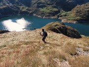 58 Scendendo per labili tracce e a vista verso i Laghi Gemelli